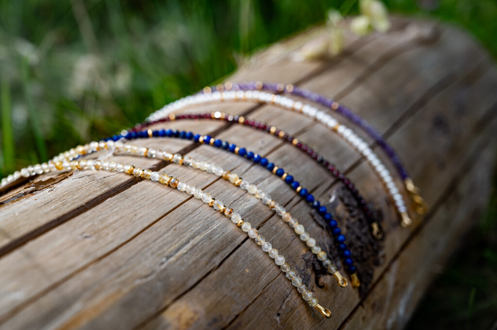 Hochwertige Schmuck Edelstein Armbänder mit goldenen Zwischenteilen. Handgefertigt aus Murrhardt und Sulzbach