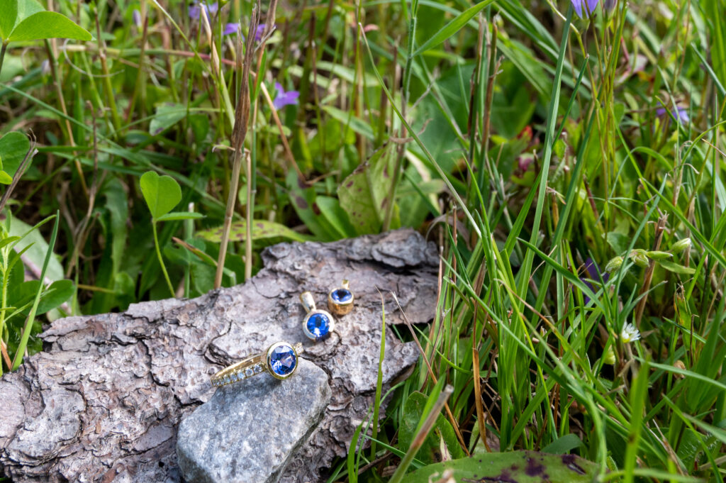 Hochwertiger Gelbgold Tansanit Ring verziert mit Diamanten und Tansanit Anhänger. Sonderanfertigung von Schmuck aus Murrhardt.